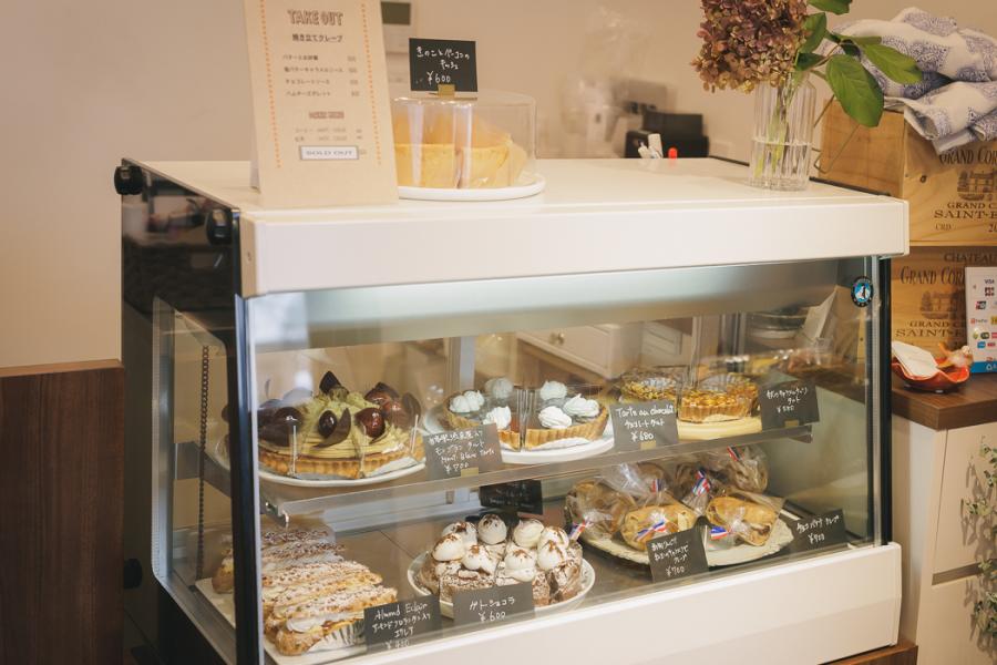 ショーケースにケーキが並んでいる写真