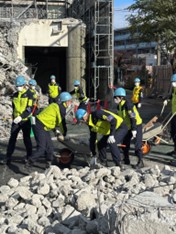 旧目黒区立第十一中学校の解体工事に併せて行った訓練の様子