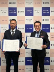 協定締結日の様子（左：株式会社ハミングバード代表取締役社長CEO 鈴木 伸彦 氏、右：目黒区長 青木英二）