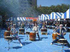 目黒のさんま祭　気仙沼太鼓学舎「ね」の迫力の演奏写真