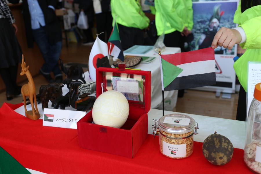 区内大使館による物産販売の様子