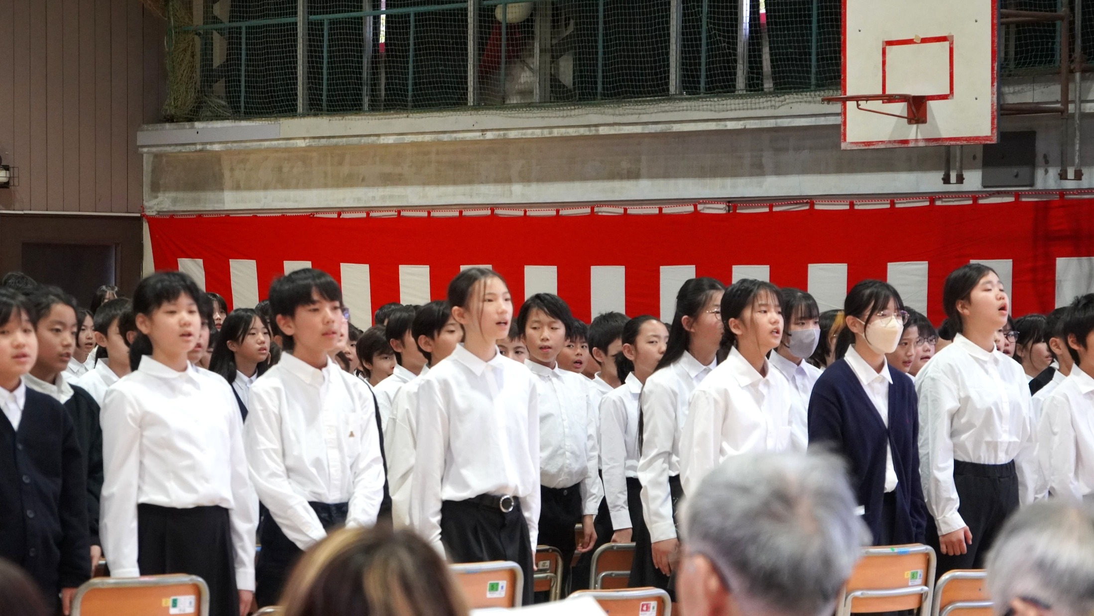 真剣なまなざしで「ずっとずっと 油面の空の下で」を歌う6年生の皆さん(別アングルからの写真)