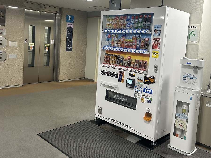 2階Bエレベーターを背に正面に進むと、左側に自販機があります。その自販機の横に給水機があります。