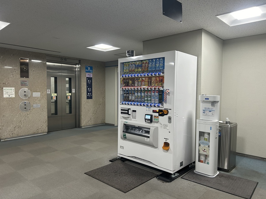 3階Bエレベーターを背に正面に進むと、左側に自販機があります。その自販機の横に給水機があります。
