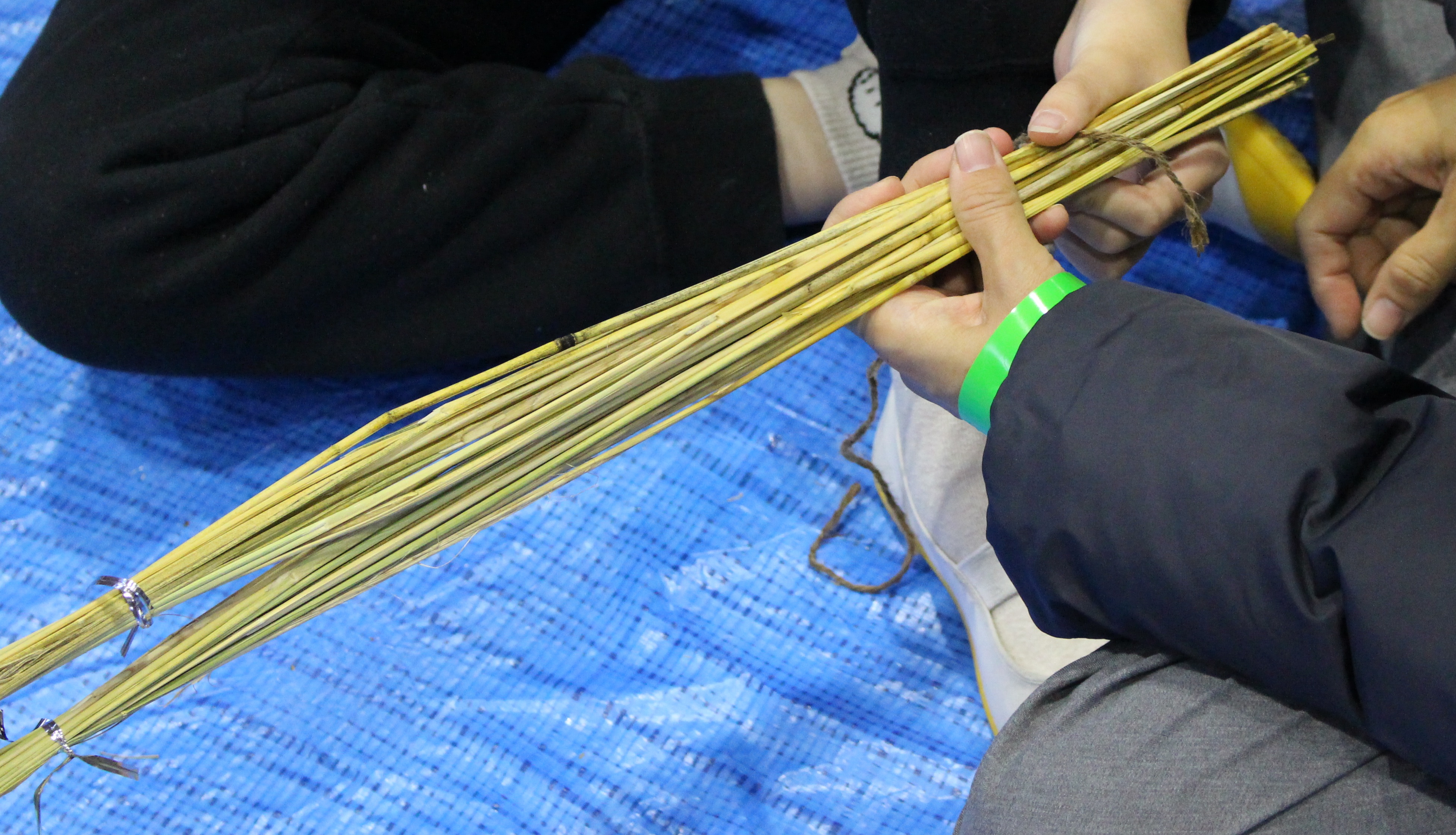 わらを束ねる様子