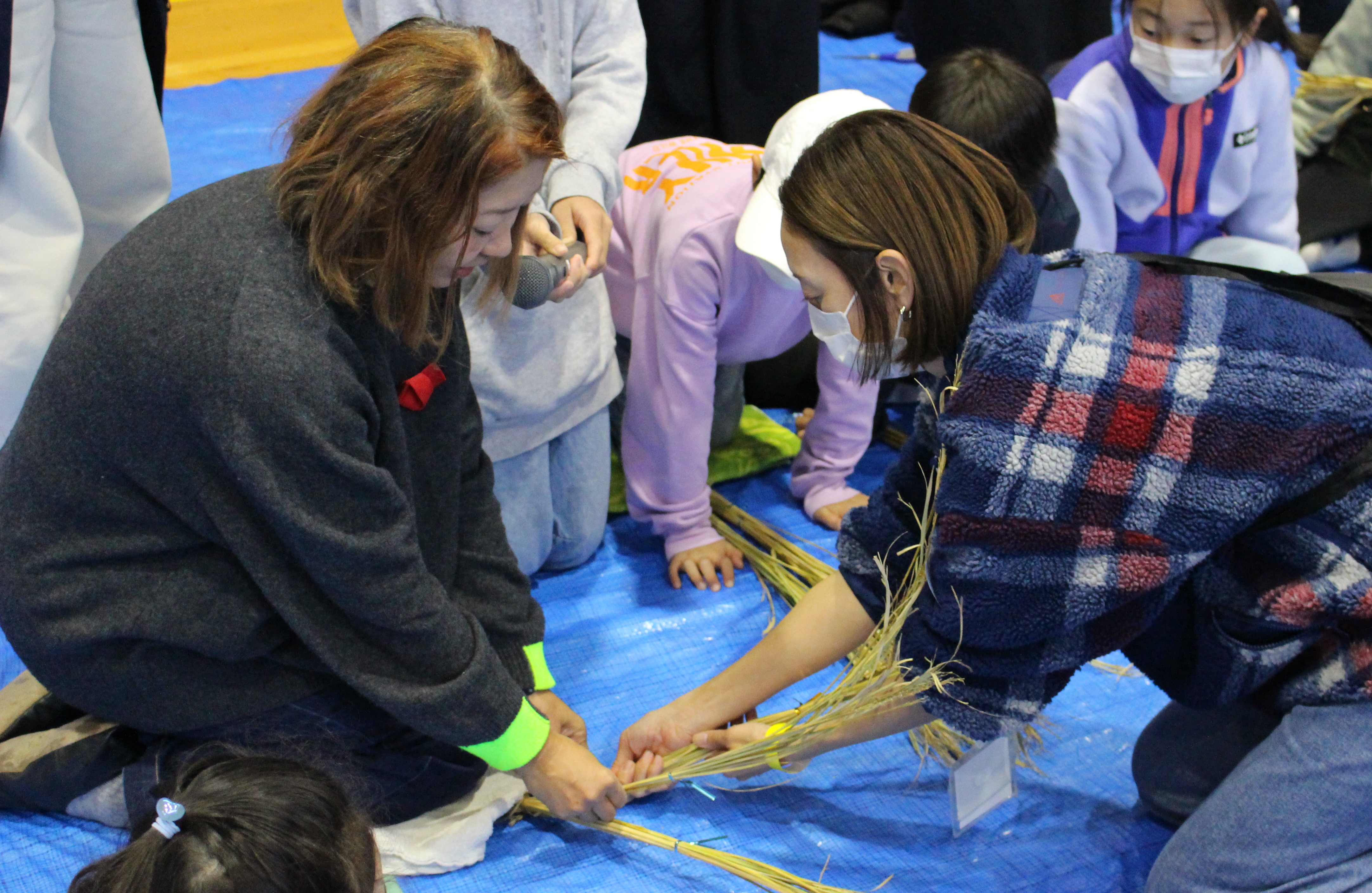 尾﨑さんが束を作る様子