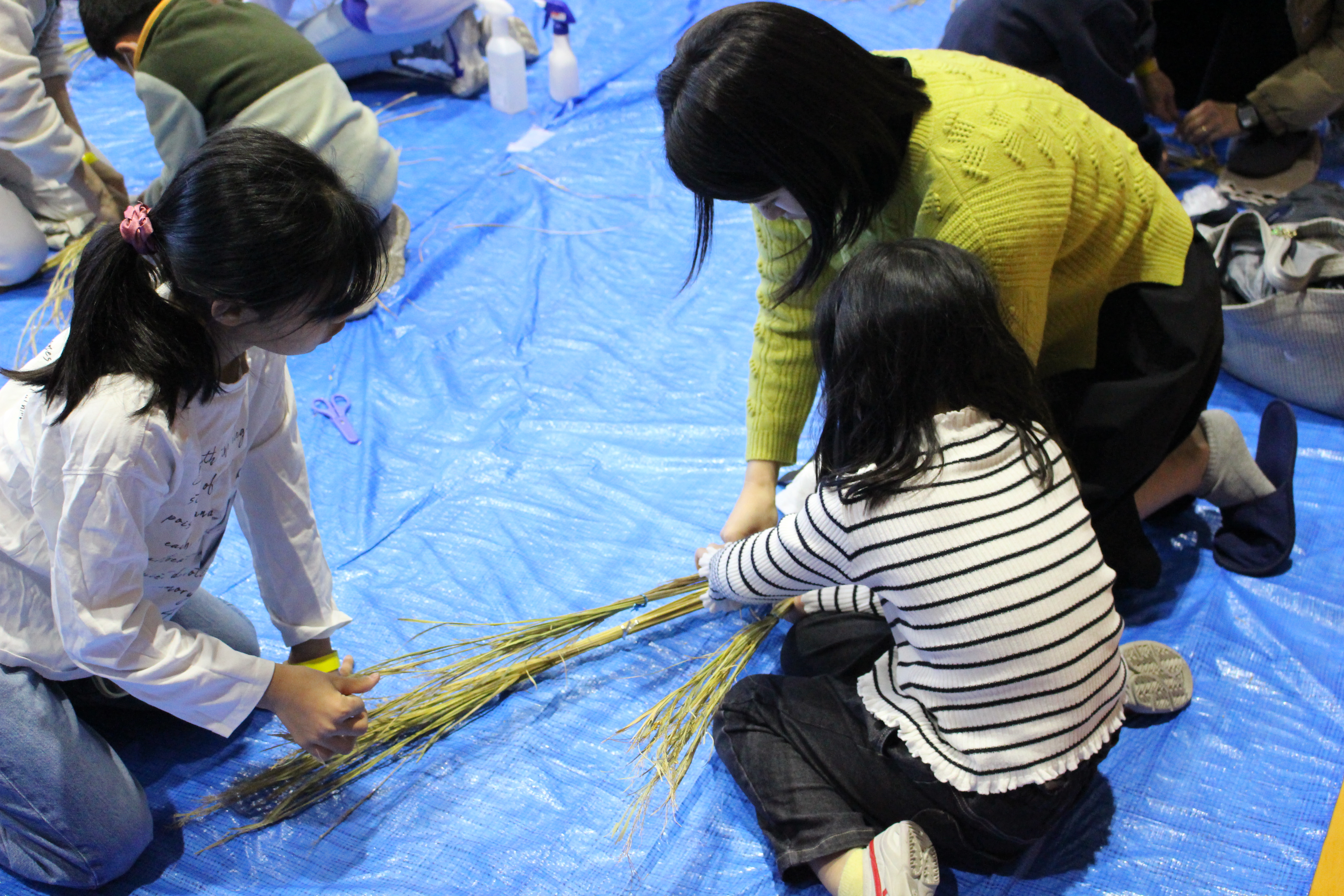 親子で束を作る様子