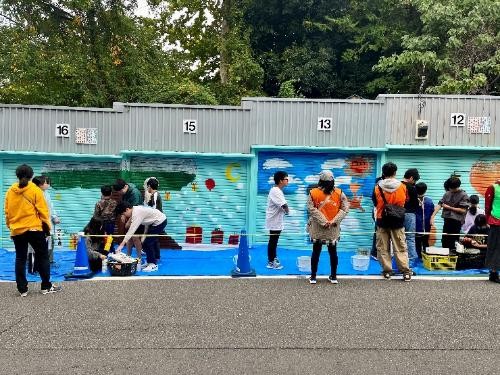 シャッターに絵を描いている全体の様子