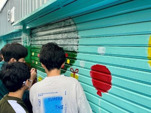 相談しながら絵を描いている様子