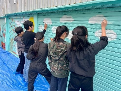 列になって絵を描いている様子