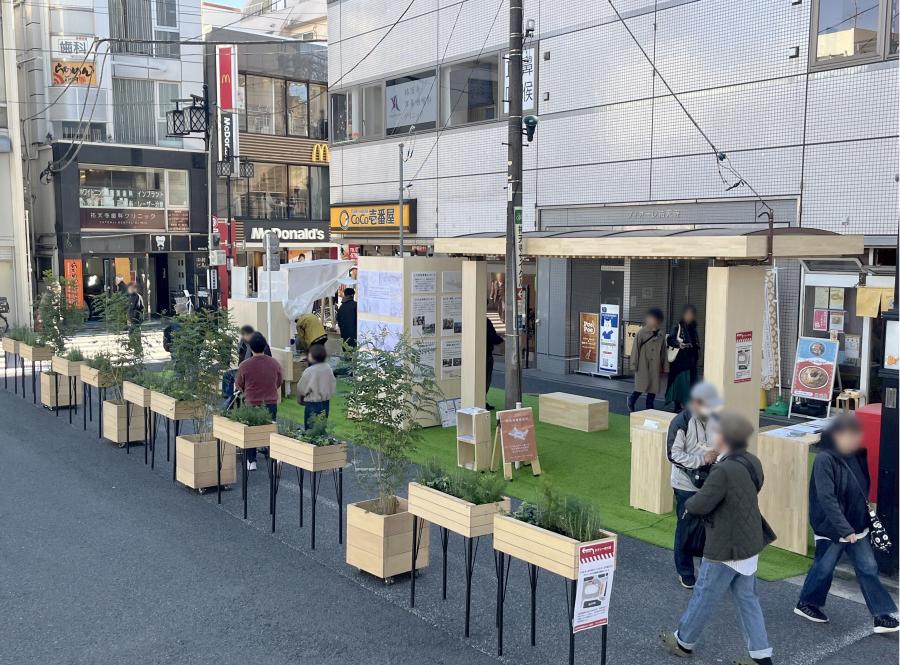 社会実験中の駅前広場