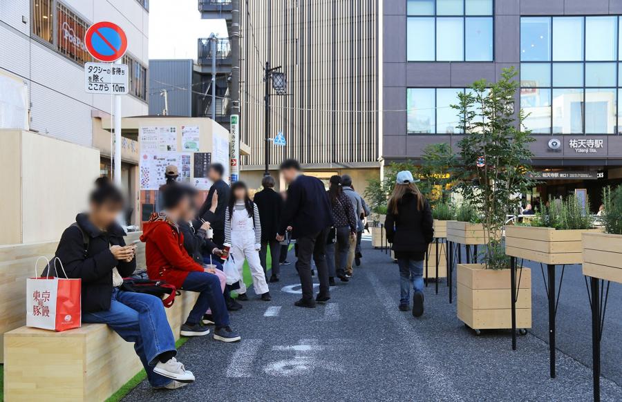設置した歩行者空間の様子1。設置したベンチに人が座っている。