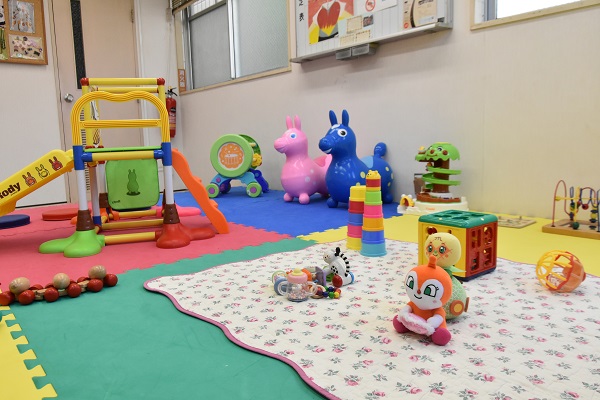 自由が丘住区センター宮前分室1階の部屋に乳幼児向けおもちゃが並んでいる様子