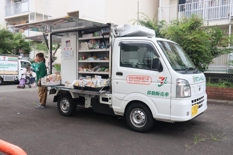 品物を陳列した移動販売車