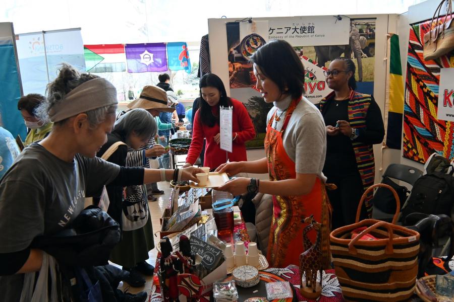 区内大使館の物産販売の様子
