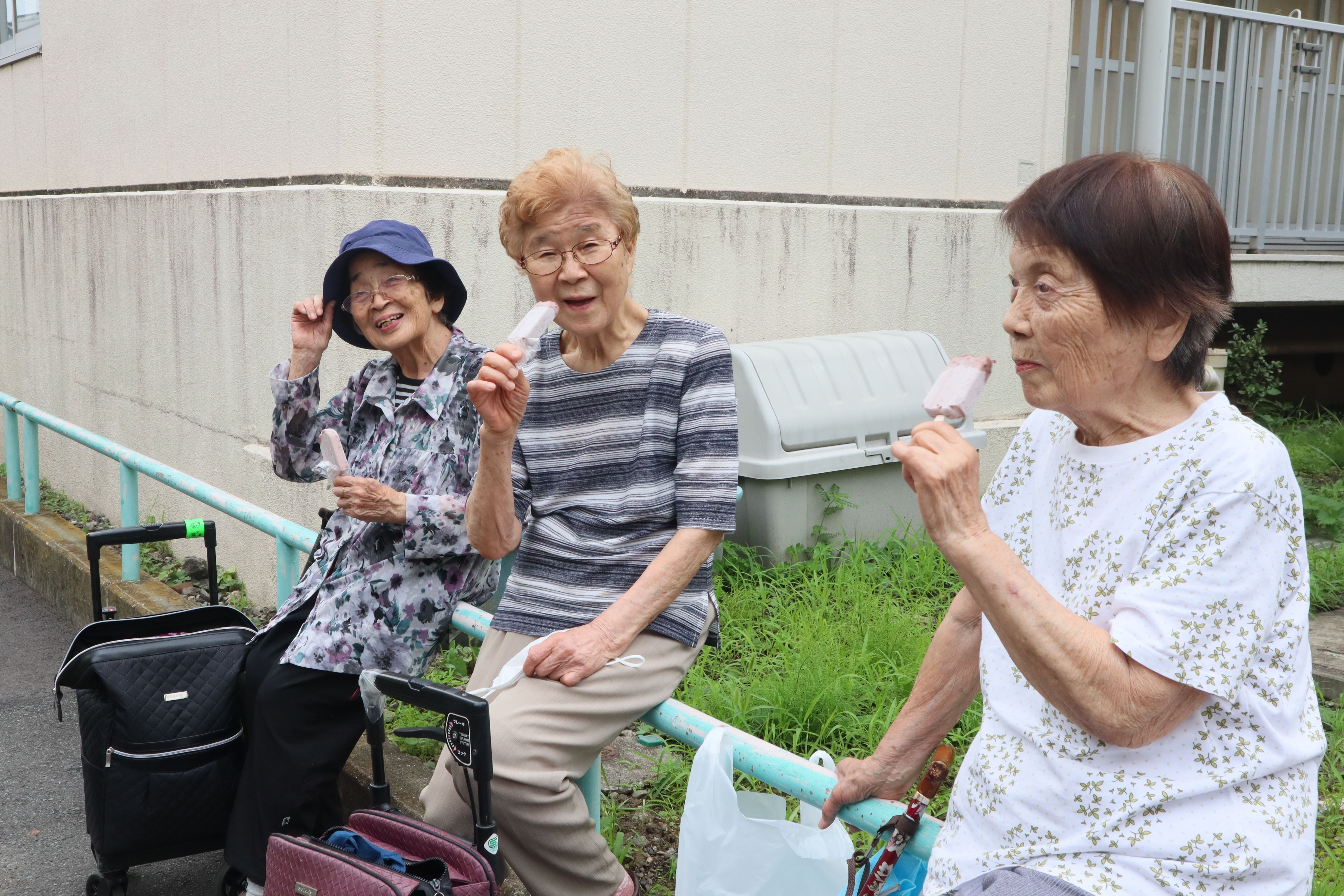 アイスクリームを食べて休憩する女性3人