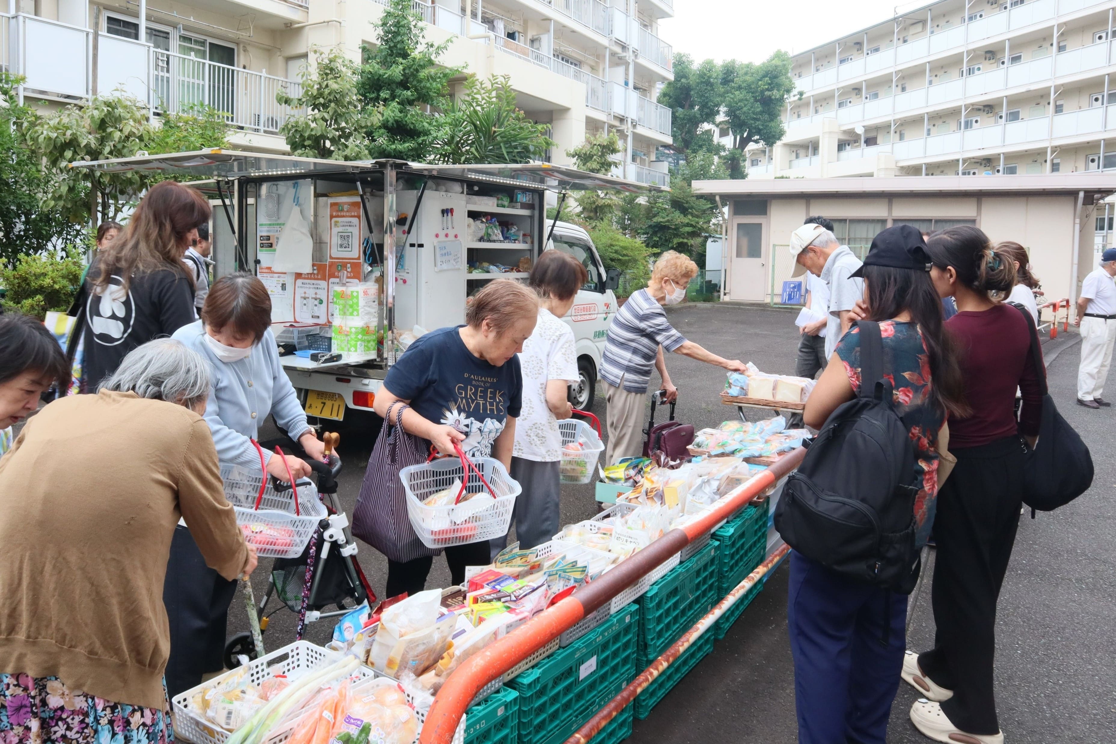 買い物客でにぎわう様子
