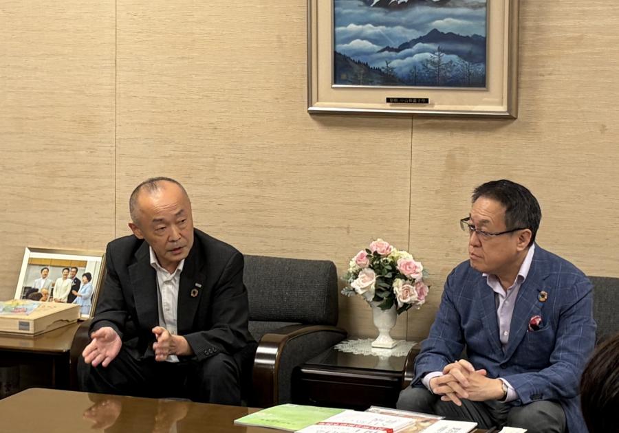 協定締結式での会話の様子