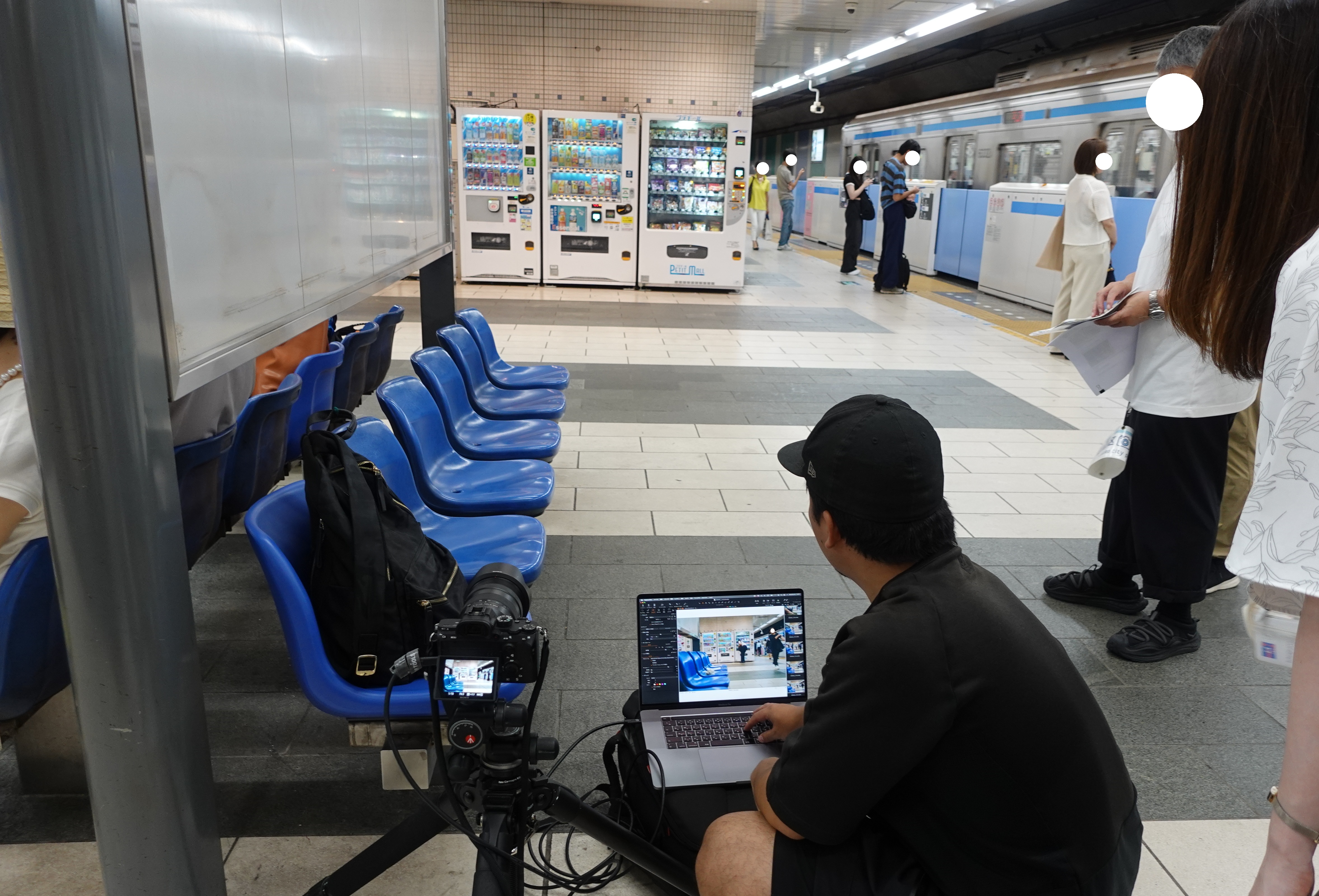 目黒駅ホームでアニメの場面と同じ構図で撮影する様子