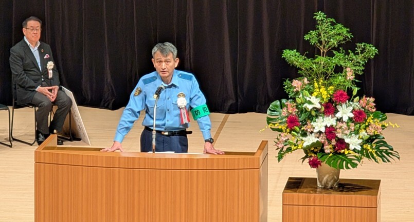 碑文谷警察署長が話す様子