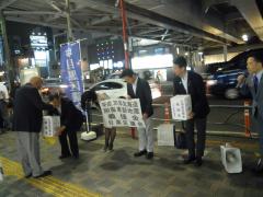 中目黒駅前で募金活動を行っている写真2
