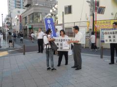 武蔵小山駅前で募金活動を行っている写真