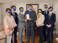 ウクライナ大使に支援金を渡している写真