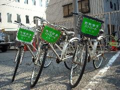 ステッカーを装着した庁用自転車の写真