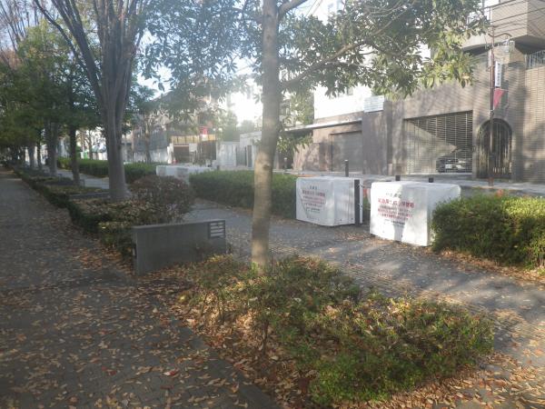 No55めぐろ区民キャンパス公園歩道の写真