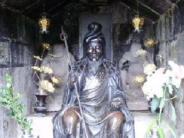 銅造役の行者倚像の写真