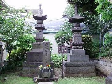 文化四年永代橋崩落横死者供養塔と石碑の写真