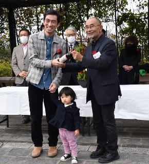 ワインボトルの受け渡しをしている写真