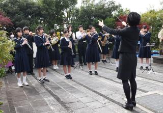 演奏する東山中学校吹奏楽部の生徒たちの写真
