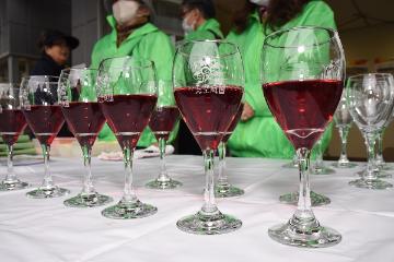 有料試飲コーナーに置かれた複数のグラスワインの写真