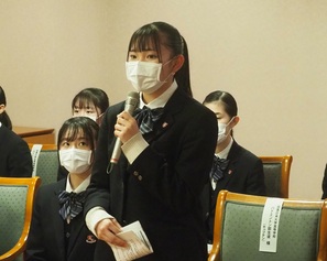 全国大会出場報告をする青柳琴葉さんの様子
