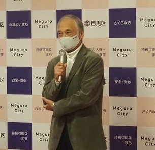 エールを送る目黒バドミントン協会会長の写真