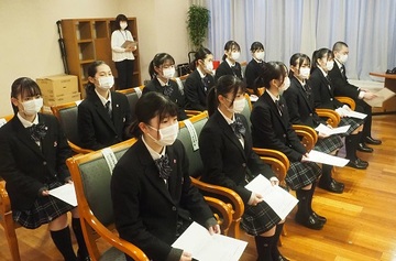 目黒日本大学高等学校バドミントン部生徒たちの写真