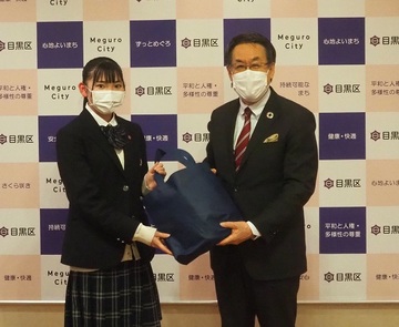 区長から記念品を受け取るキャプテンの写真