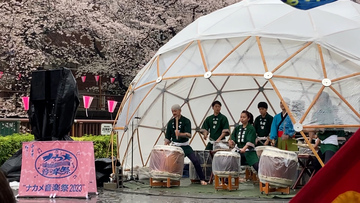 太鼓の演奏の様子