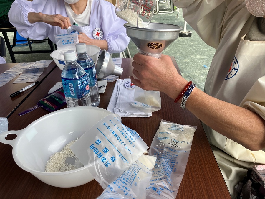 お米を入れる様子