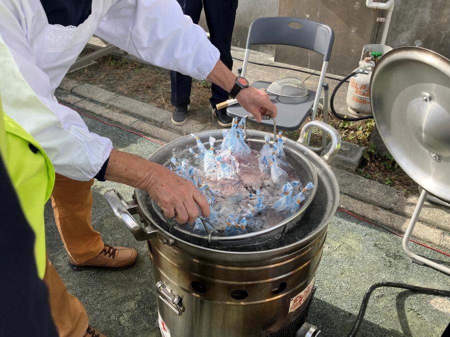 炊飯窯に入れる様子