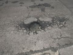 穴が開いた道路の写真