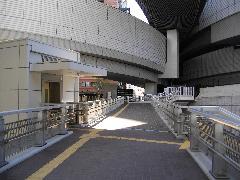 目黒天空庭園へ続く歩行者デッキ