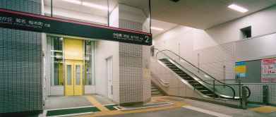 学芸大学駅エスカレーター、エレベーターの写真