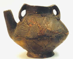 東山貝塚遺跡出土の注口土器の写真