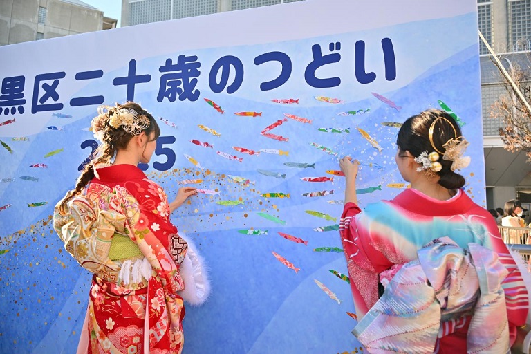 未来への抱負を貼っている様子