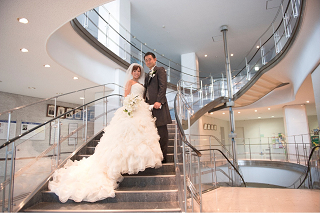 らせん階段での結婚式のイメージ写真