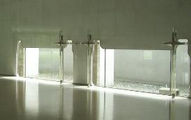 エントランスホールオブジェと地窓の写真