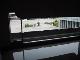 エントランスホール中庭側池と地窓の写真