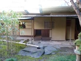 茶庭と茶室(庭の中央は蹲、右側は石灯籠)